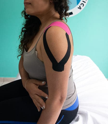 Hombro con cinta Kinesiotape que ayuda a su recuperacion 