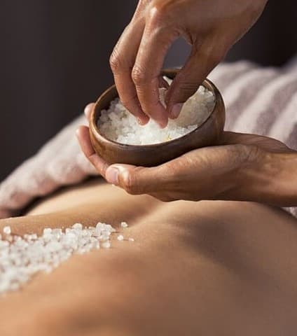 espalda de chica , con tratamiento de exfoliacion natural