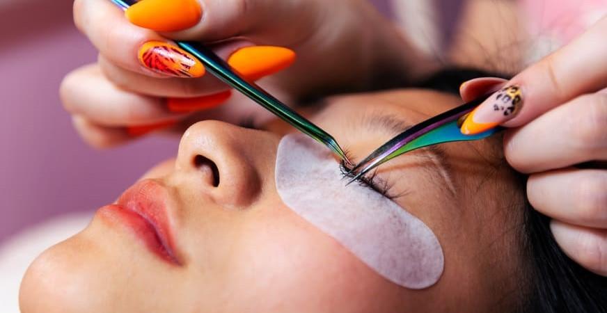 chica sentada en cama con dolor de cervicales